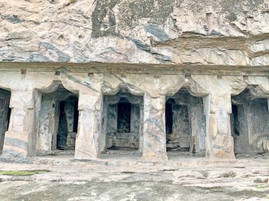 Kanchipuram, Tamilnadu 'daki Mamandur dağlarında oyulmuş tarihi mağara tapınağı. Tamilnadu 'da tamamlanmamış antik kaya kesimi mağara tapınakları.