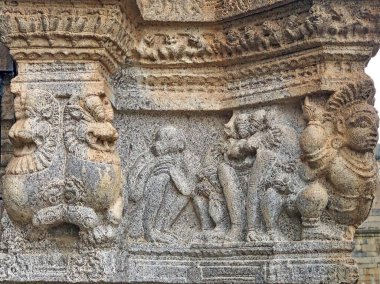 Varadharaja Perumal Tapınağındaki Bas yardım heykeli