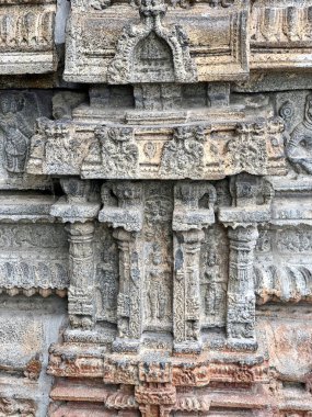 Kanchipuram, Tamil Nadu 'daki antik Varadharaja Perumal tapınağının dış duvarındaki güzel heykellerin ve kabartmaların oymaları. Tapınaklara oyulmuş antik taş heykeller..