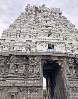 Kanchipuram, Tamilnadu 'daki antik Varadharaja Perumal tapınağının kulesi. Tamilnadu 'daki antik tarihi tapınağın görkemli dış görünüşü.