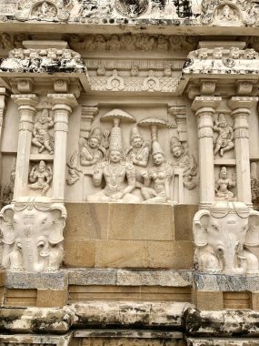 Hindu tanrısı heykeli. Antik kumtaşı tapınak duvarlarına tarihi Hindu tanrısı heykelleri oymuş..