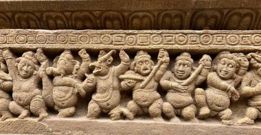 Hindu tanrısı heykeli. Antik kumtaşı tapınak duvarlarına tarihi Hindu tanrısı heykelleri oymuş..