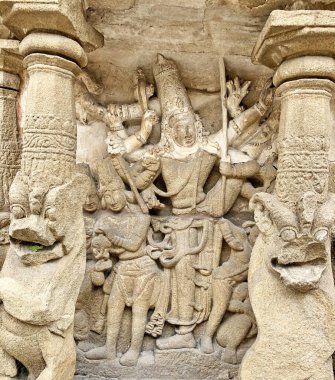 Hindu tanrısı heykeli. Antik kumtaşı tapınak duvarlarına tarihi Hindu tanrısı heykelleri oymuş..
