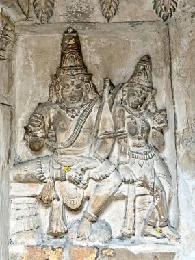 Hindu tanrısı heykeli. Antik kumtaşı tapınak duvarlarına tarihi Hindu tanrısı heykelleri oymuş. Kanchipuram, Tamilnadu 'daki Kanchi Kailasanathar Tapınağı' nda oyulmuş antik heykeller..