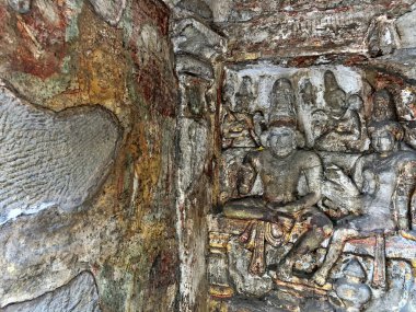 Hindu tanrısı heykeli. Antik kumtaşı tapınak duvarlarına tarihi Hindu tanrısı heykelleri oymuş. Kanchipuram, Tamilnadu 'daki Kanchi Kailasanathar Tapınağı' nda oyulmuş antik heykeller..