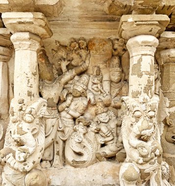 Hindu tanrısı heykeli. Antik kumtaşı tapınak duvarlarına tarihi Hindu tanrısı heykelleri oymuş. Kanchipuram, Tamilnadu 'daki Kanchi Kailasanathar Tapınağı' nda oyulmuş antik heykeller..