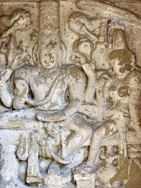 ヒンズー教の神像 古代の砂岩は寺院の壁に歴史的なヒンズー教の神の彫刻を彫刻した タミルナドゥ州カンチプラムにあるカンチ カイラサナタール寺院には古代彫刻があります — ストック写真