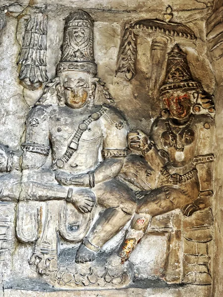 ヒンズー教の神像 古代の砂岩は寺院の壁に歴史的なヒンズー教の神の彫刻を彫刻した タミルナドゥ州カンチプラムにあるカンチ カイラサナタール寺院には古代彫刻があります — ストック写真