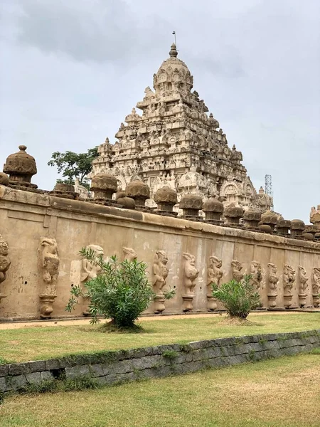 Tempeltorn Mot Blå Himmel Bakgrund Forntida Hinduiskt Tempel Med Sandsten — Stockfoto