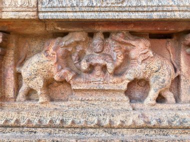 Thanjavur, Tamilnadu 'daki tarihi Brihadeeswarar tapınağının duvarlarına oyulmuş antik heykeller. Tamilnadu 'daki tapınak duvarlarına antik Tanrı heykellerinin Hint rock sanat eserleri..