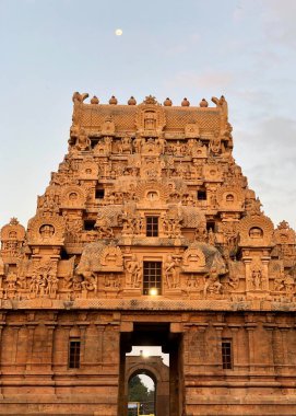 Thanjavur 'daki Brihadeeswarar tapınağı, Tamilnadu, Hindistan. Lord Shiva tapınağının dış kulesi mavi gökyüzü arka planına karşı. Tamil Nadu 'da Hindu tanrı heykelleri olan antik tarihi tapınak kulesi..