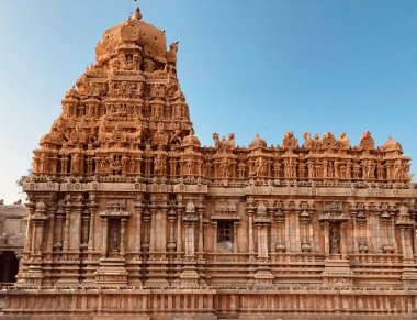 Thanjavur 'daki Brihadeeswarar tapınağı, Tamilnadu, Hindistan. Lord Shiva tapınağının dış kulesi mavi gökyüzü arka planına karşı. Tamil Nadu 'da Hindu tanrı heykelleri olan antik tarihi tapınak kulesi..