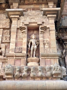 Hindu tanrısının heykelleri. Thanjavur, Tamilnadu 'daki antik Brihadeeswarar tapınağının duvarlarına oyulmuş Tanrı heykelleri..