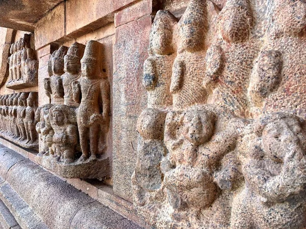 Thanjavur, Tamilnadu 'daki tarihi Brihadeeswarar tapınağının duvarlarına oyulmuş antik heykeller. Tamilnadu 'daki tapınak duvarlarına antik Tanrı heykellerinin Hint rock sanat eserleri..