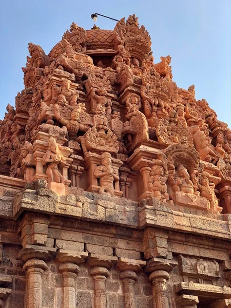 印度泰米尔纳德邦Thanjavur的Brihadeeswarar神庙 湿婆神殿外塔与蓝天背景相映衬 泰米尔纳德邦具有印度教神像的古寺塔 — 图库照片