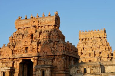 Thanjavur 'daki Brihadeeswarar tapınağı, Tamilnadu, Hindistan. Lord Shiva tapınağının dış kulesi mavi gökyüzü arka planına karşı. Tamil Nadu 'da Hindu tanrı heykelleri olan antik tarihi tapınak kulesi..