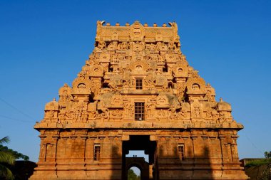 Thanjavur 'daki Brihadeeswarar tapınağı, Tamilnadu, Hindistan. Lord Shiva tapınağının dış kulesi mavi gökyüzü arka planına karşı. Tamil Nadu 'da Hindu tanrı heykelleri olan antik tarihi tapınak kulesi..