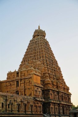Thanjavur 'daki Brihadeeswarar tapınağı, Tamilnadu, Hindistan. Lord Shiva tapınağının dış kulesi mavi gökyüzü arka planına karşı. Tamil Nadu 'da Hindu tanrı heykelleri olan antik tarihi tapınak kulesi..