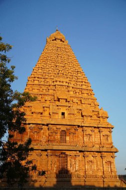 Thanjavur 'daki Brihadeeswarar tapınağı, Tamilnadu, Hindistan. Lord Shiva tapınağının dış kulesi mavi gökyüzü arka planına karşı. Tamil Nadu 'da Hindu tanrı heykelleri olan antik tarihi tapınak kulesi..