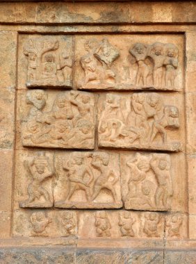 Thanjavur, Tamilnadu 'daki tarihi Brihadeeswarar tapınağının duvarlarına oyulmuş antik heykeller. Tamilnadu 'daki tapınak duvarlarına antik Tanrı heykellerinin Hint rock sanat eserleri..