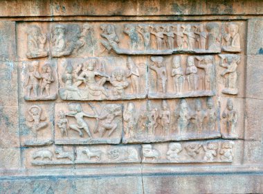 Thanjavur, Tamilnadu 'daki tarihi Brihadeeswarar tapınağının duvarlarına oyulmuş antik heykeller. Tamilnadu 'daki tapınak duvarlarına antik Tanrı heykellerinin Hint rock sanat eserleri..