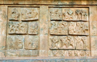 Thanjavur, Tamilnadu 'daki tarihi Brihadeeswarar tapınağının duvarlarına oyulmuş antik heykeller. Tamilnadu 'daki tapınak duvarlarına antik Tanrı heykellerinin Hint rock sanat eserleri..
