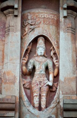 Hindu tanrısının heykelleri. Thanjavur, Tamilnadu 'daki antik Brihadeeswarar tapınağının duvarlarına oyulmuş Tanrı heykelleri..