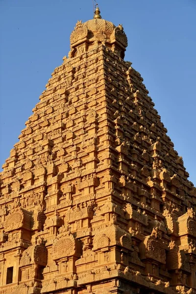 インドのタミル ナードゥ州タンジャヴールにあるBrihadewarar寺院 青空の背景に対する主シヴァ寺の外観の塔 タミル ナードゥ州のヒンズー教の神の彫刻と古代の寺院の塔 — ストック写真