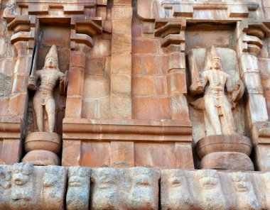 Hindu tanrısının heykelleri. Thanjavur, Tamilnadu 'daki antik Brihadeeswarar tapınağının duvarlarına oyulmuş Tanrı heykelleri..