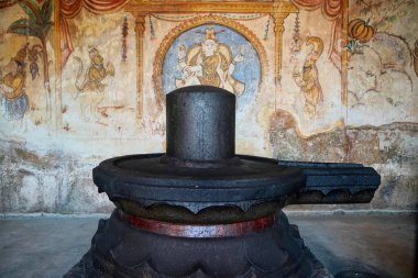 Tanjavur, Tamilnadu 'daki tarihi Brihadeeswarar tapınağındaki eşsiz Thanjavur tablolarına sahip Lord Shiva linga heykeli..