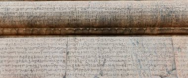 Hindistan 'ın Tamilnadu kentindeki Thanjavur' daki Brihadeeswarar tapınağının taş duvarlarına Tamil dili yazıtları kazınmış. Thanjavur 'daki tapınağın dış duvarlarına kazınmış antik Tamil yazıtları..