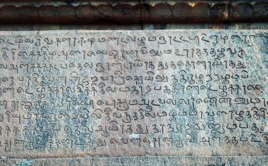 Hindistan 'ın Tamilnadu kentindeki Thanjavur' daki Brihadeeswarar tapınağının taş duvarlarına Tamil dili yazıtları kazınmış. Thanjavur 'daki tapınağın dış duvarlarına kazınmış antik Tamil yazıtları..