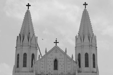 Sağlıklı Meryem Ana Bazilikası, Aziz Mary tapınağı mabedi, Aziz Mary Katedrali, kutsal üçleme cephesi. Velankanni 'de mavi gökyüzü arka planına karşı Roma Katolik Latin kilise kulesi.