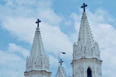 Sağlıklı Meryem Ana Bazilikası, Aziz Mary tapınağı mabedi, Aziz Mary Katedrali, kutsal üçleme cephesi. Velankanni 'de mavi gökyüzü arka planına karşı Roma Katolik Latin kilise kulesi.