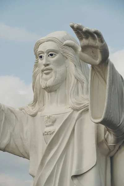 Estátua Jesus Bênção Com Ambas Mãos Contra Fundo Céu Azul — Fotografia de Stock