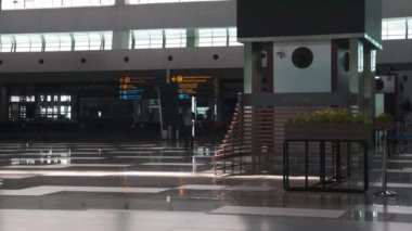 Boş Havaalanı ve Covid-19 Pandemia 'ya Seyahat Yok. İçerik: Seyahat Yasağı, Ulaşım ile Küresel Sorun, Boş Boşluklar.