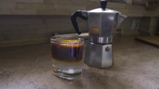 トニックエスプレッソとイタリアのコーヒーマシン 夏の自家製アイスコーヒー — ストック動画