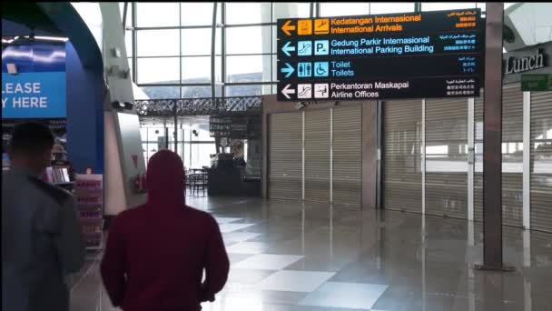Vissa Människor Går Den Tomma Flygplatsen Resor Corona Time Crisis — Stockvideo