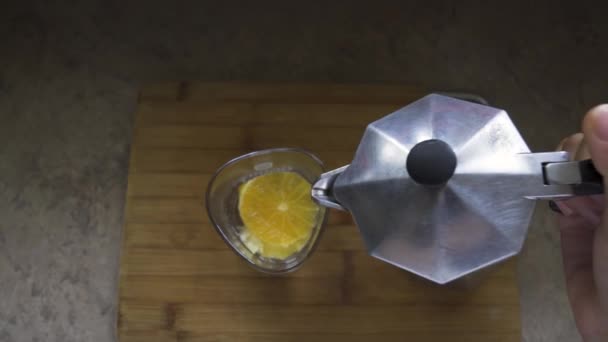 Gießen Sie Espresso Kaffee Tonic Water Mocktail Getränk Herstellung Von — Stockvideo