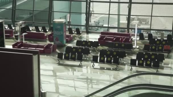 Sedili Sociali Distanziati Sull Aeroporto Internazionale Jakarta Aeroporto Insolitamente Vuoto — Video Stock