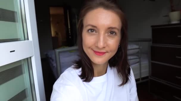 Szczęśliwa Młoda Dama Tworząc Vlog Gdy Pobyt Bezpieczny Domu Podczas — Wideo stockowe