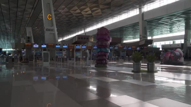 Covid 19グローバルパンダによる空の出発ターミナル コンテンツ 空のスペース 旅行禁止 人なし 旅行禁止 — ストック動画