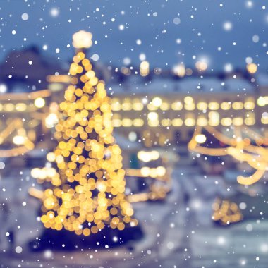 Şehir meydanındaki dekoratif aydınlatılmış Noel ağaçları, Bokeh ışıkları, soyut tatil arka planı..