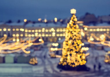 Şehir meydanındaki dekoratif aydınlatılmış Noel ağaçları, Bokeh ışıkları, soyut tatil arka planı..