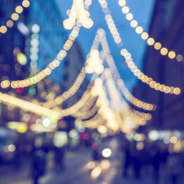 Noel süslemeleri şehrin sokaklarında, Bokeh ışıkları, tatil soyut arka planı.