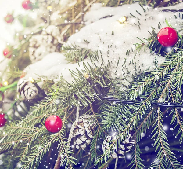 Julgran Med Dekorationer Röda Bär Kottar Snö Och Ljus Semester — Stockfoto