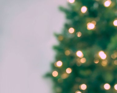 Odaklanamadığı bokeh ışıkları ve tatil geçmişi olan soyut bir noel ağacı..