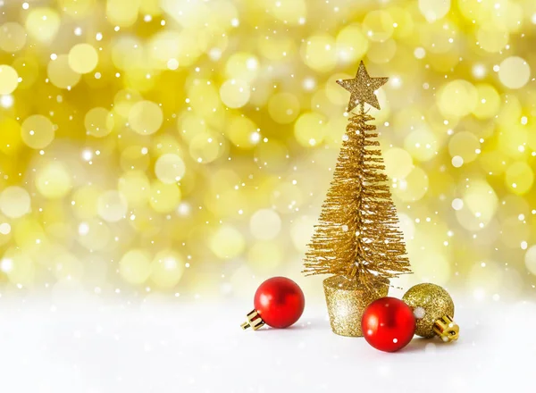 Julgran Gyllene Leksak Jul Röda Bollar Vit Bakgrund — Stockfoto