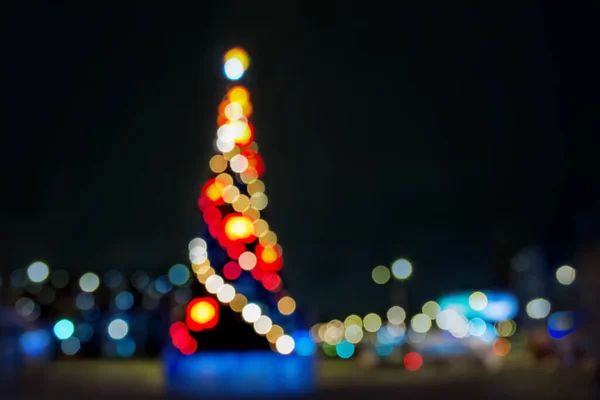 Soyut noel arkaplanı süslemeleri olan noel ağacı, açık havada çözülmüş bokeh ışıkları..