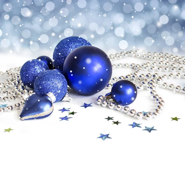 Natale Decorazioni Blu Sfondo Bianco Neve — Foto Stock